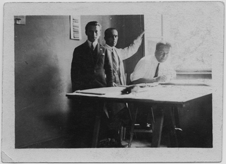 Uomini al lavoro nello studio d'architettura Marazzi