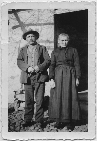 Carlo e Chiara Quarenghi davanti alla loro casa