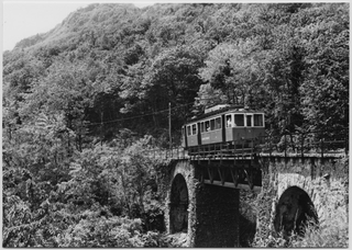 Convoglio della ferrovia Lugano-Tesserete sul ponte della Ganna