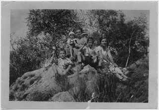 Gruppo in posa con mazze di tamburo a Gola di Lago