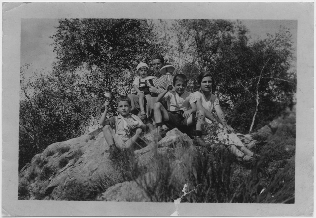 Gruppo in posa con mazze di tamburo a Gola di Lago