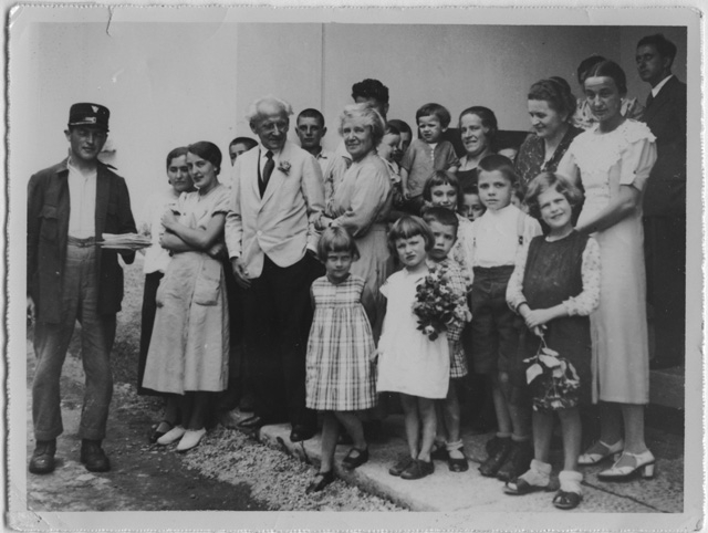 Il pastore Nikolaus Bolt con un gruppo di persone a Lugaggia