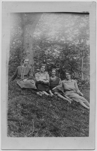 Ragazze in posa sopra a un prato a Sonvico