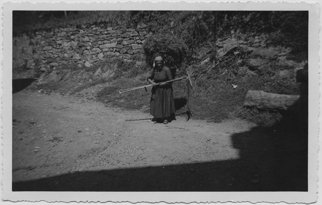 Donna con cargansc e rastrello