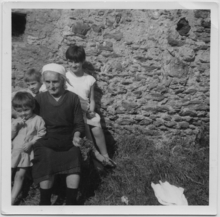 Gruppetto in posa davanti ad una cascina