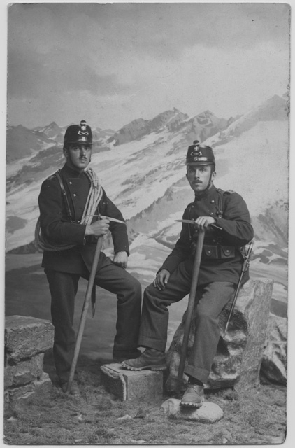 Militari in posa con picconi