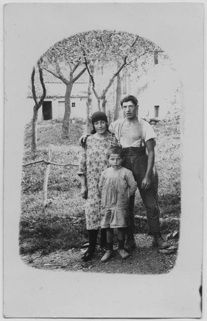 Coppia con bambino in posa a Sonvico