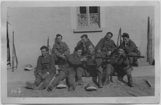 Compagnia di militari con fucili