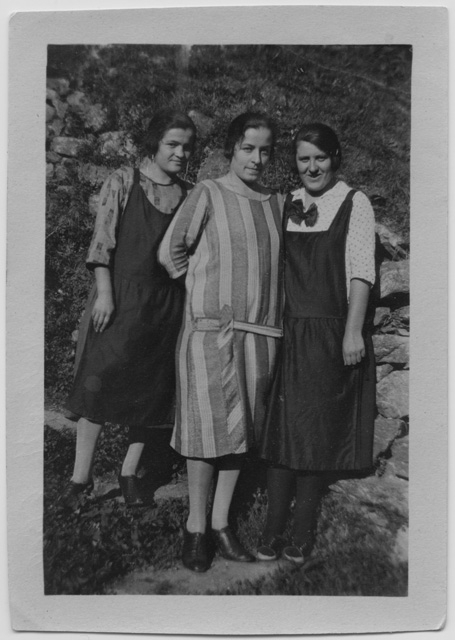 Tre giovani donne in posa a Sonvico