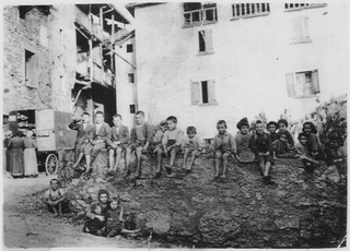 Bambini in posa sulla piazza di Bigorio