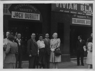 Elvezio Lucca con amici a Londra davanti ad un teatro