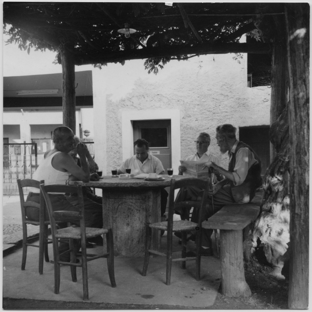 Uomini al tavolo di un'osteria a Ponte Capriasca