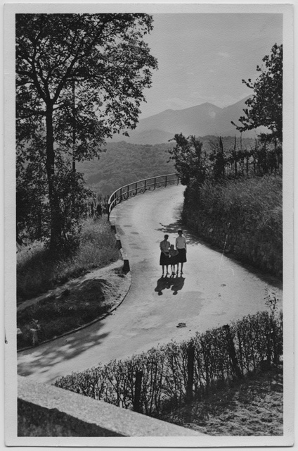 Donne con bambina sulla strada per Sonvico