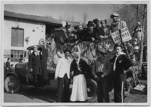 Gruppo mascherato al carnevale "Zoccoron" a Dino