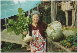 Carmen Mini-Riva in posa nell'orto a Campestro