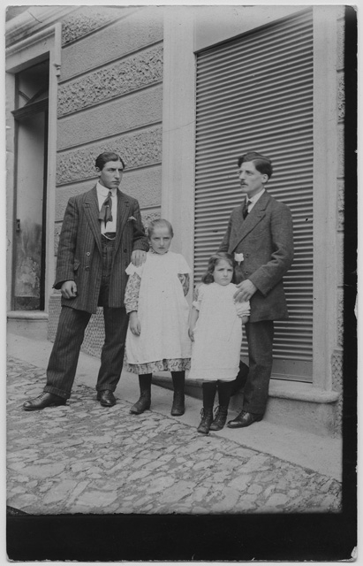 Fratelli Polli davanti alla bottega di famiglia a Sonvico