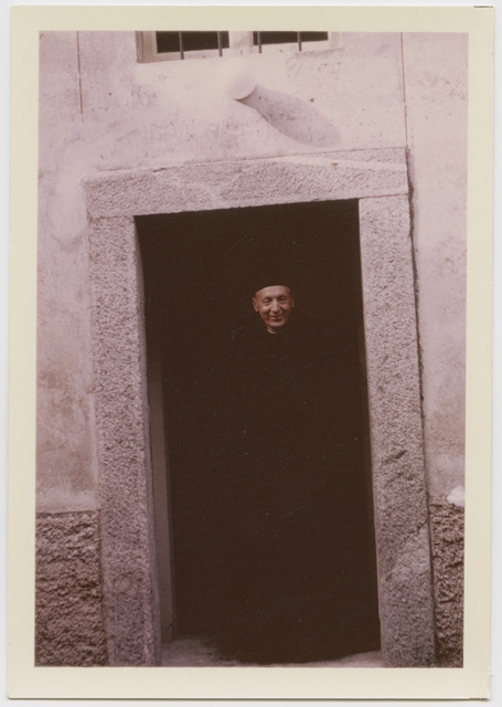 Don Primo Vaghetti sulla soglia della casa parrocchiale a Sonvico