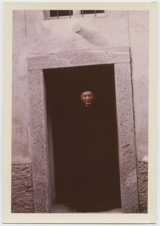 Don Primo Vaghetti sulla soglia della casa parrocchiale a Sonvico