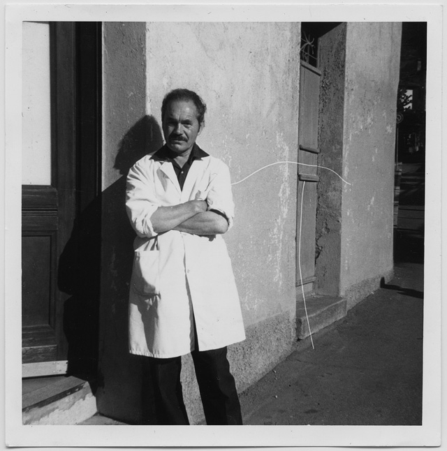 Barbiere Paolo Rigolini davanti alla sua bottega a Tesserete