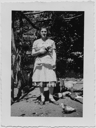 Carmen Mini-Riva all'interno di un pollaio al Deserto