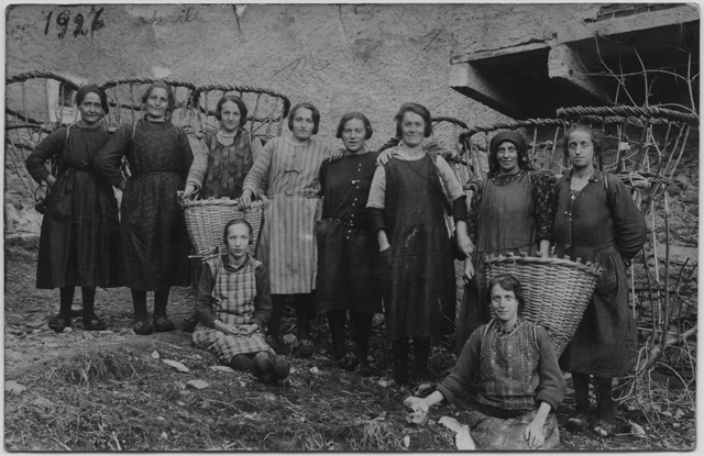 Donne di Cimadera in posa con gerle e cargansc