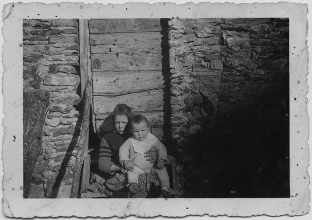 Bambini in posa sulla soglia di una cascina