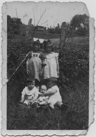 Bambini in posa sopra a un prato a Cimadera