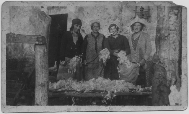 Donne che cardano della lana per fabbricare un materasso a Cimadera