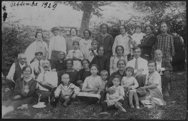 Gruppo in posa sopra a un prato a Cimadera