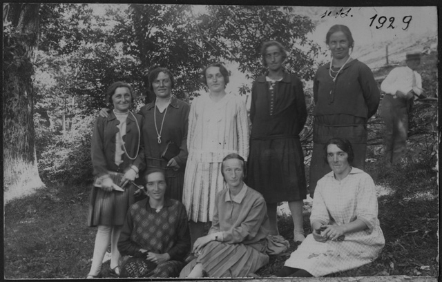 Ragazze di Cimadera in posa