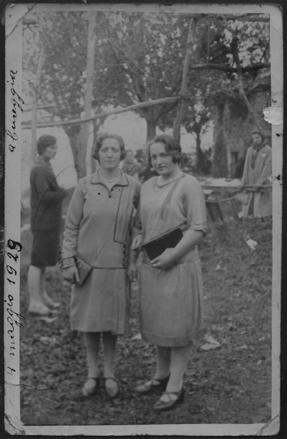 Ragazze in posa a Cureggia