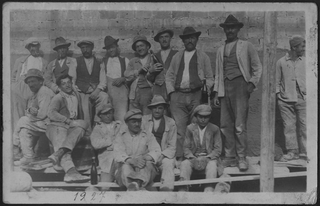 Operai in posa in un cantiere