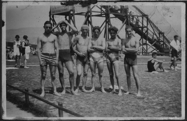 Ragazzi in posa al lago