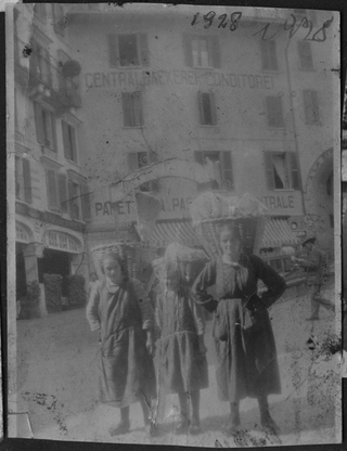 Ragazze di Cimadera con i prodotti da vendere al mercato di Lugano