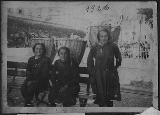 Ragazze di Cimadera con i prodotti da vendere al mercato di Lugano