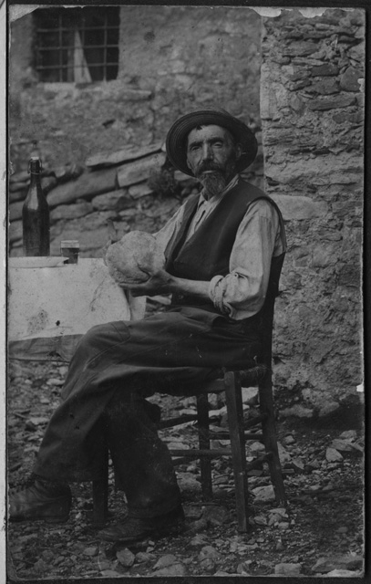 Uomo in posa con una forma di pane a Cimadera