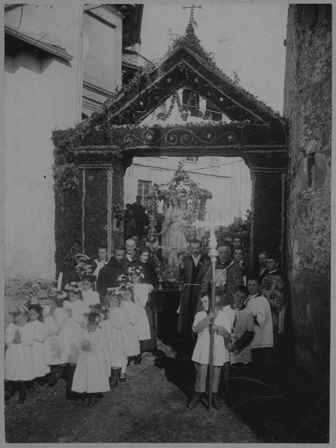 Processione in occasione della benedizione della nuova statua della Madonna a Sonvico