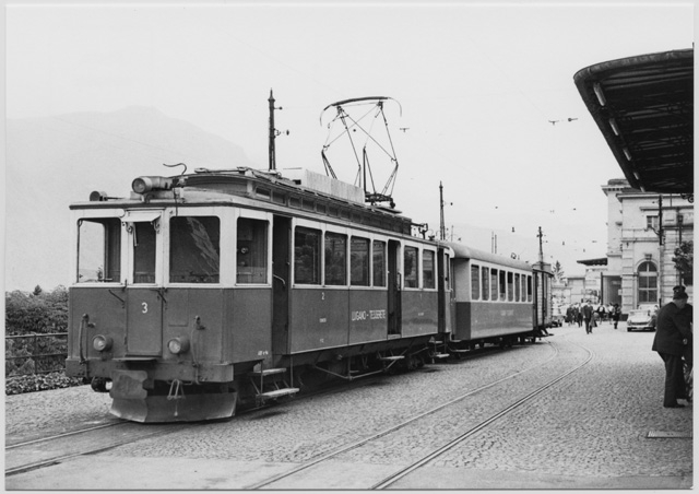 Tram della ferrovia Lugano-Tesserete alla stazione di Lugano