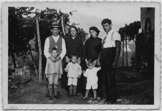 Famiglia Bricalli in giardino a Cimadera