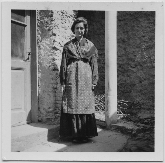 Donna in abiti tipici di Cimadera