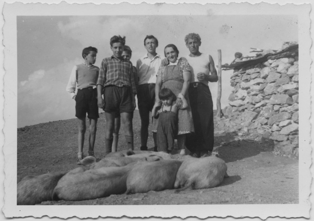 Famiglia Bricalli in posa all'alpe di Pianca Bella