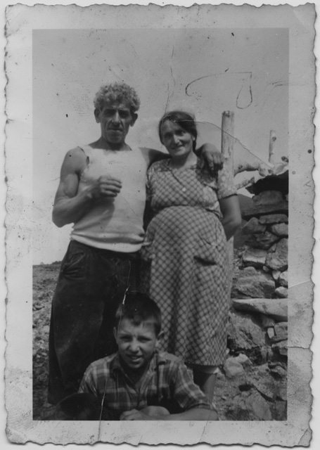 Costante e Pierina Bricalli con bambino all'alpe Pianca Bella