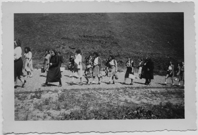 Donne in processione a Cimadera durante la festa di paese