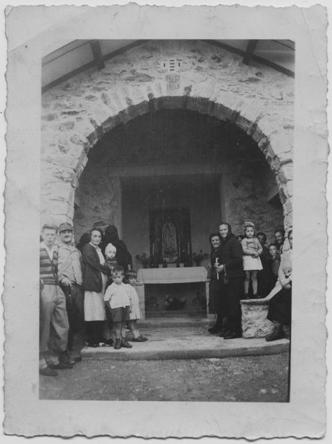 Gruppo in posa davanti ad una cappella