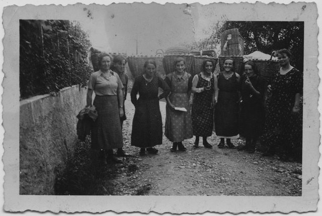 Giovani donne con gerle a Oggio