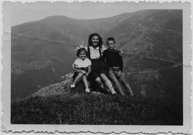 Fratelli Bassi in posa davanti ad un panorama