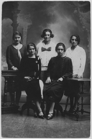 Operaie di fabbrica tessile in posa