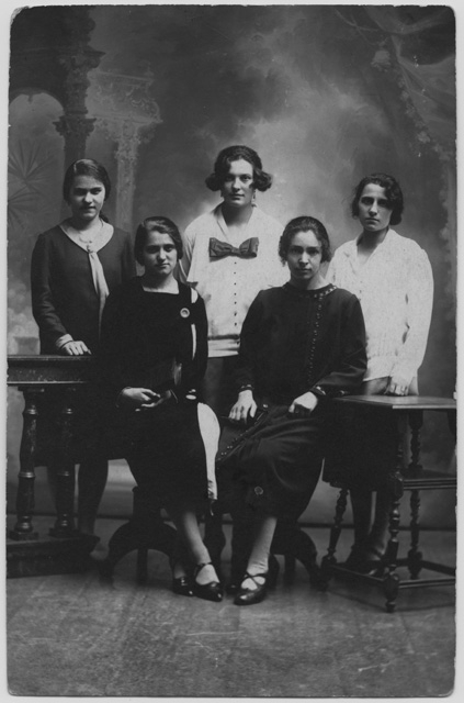 Operaie di fabbrica tessile in posa