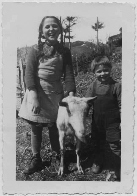 Luciana e Ercole Bassi in posa con una capra a Cimadera