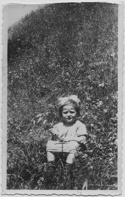 Luciana Antonini seduta sopra a un prato